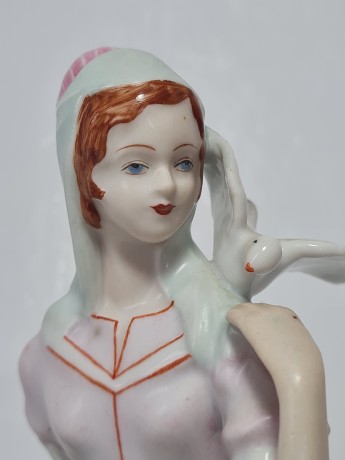 Статуэтка винтажная среднего размера Alba-Iulia "Девушка в розово-зеленом платье, кормящая голубей", фарфор, 18 х 17 см, Румыния 1970-80гг.