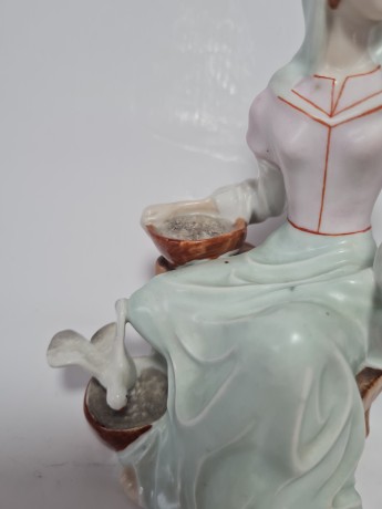 Статуэтка винтажная среднего размера Alba-Iulia "Девушка в розово-зеленом платье, кормящая голубей", фарфор, 18 х 17 см, Румыния 1970-80гг.