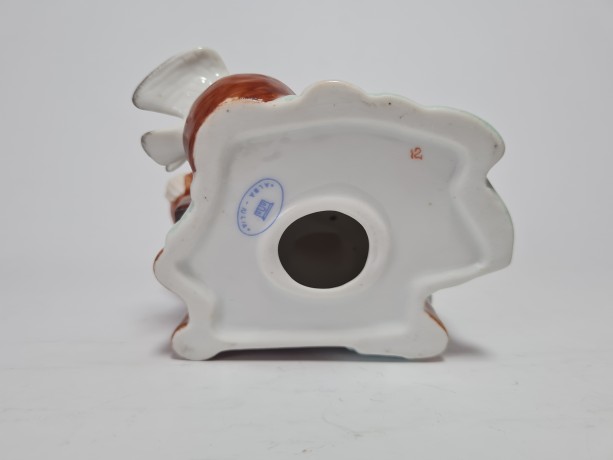 Статуэтка винтажная среднего размера Alba-Iulia "Девушка в розово-зеленом платье, кормящая голубей", фарфор, 18 х 17 см, Румыния 1970-80гг.