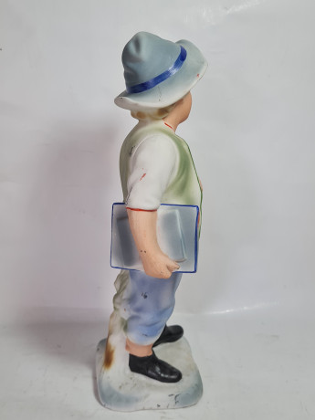 Статуэтка винтажная ARPO "Юноша с книгами", керамика, 29 см, Румыния, 1960-70гг.