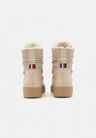 Tommy Hilfiger MONOGRAM Lace-up ankle boots sugarcane MONOGRAM Ботильоны на шнуровке сахарный тростник