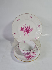 Чайное трио Ludwigsburger, белый фарфор с декором из фиолетовых роз, 5 х 10,5 / 14,5 см / 19,5 см, Германия, 1960-70гг.