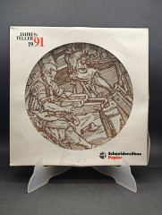 Тарелка декоративная винтажная Johann Seltmann Vohenstraub Bavaria &quot;Переплетчик&quot;, юбилейная, в заводской упаковке, в охровых оттенках, фарфор, 24 см, Германия, 1991 год.