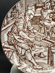 Тарелка декоративная винтажная Johann Seltmann Vohenstraub Bavaria &quot;Переплетчик&quot;, юбилейная, в заводской упаковке, в охровых оттенках, фарфор, 24 см, Германия, 1991 год.