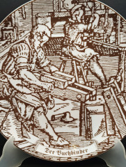 Тарелка декоративная винтажная Johann Seltmann Vohenstraub Bavaria &quot;Переплетчик&quot;, юбилейная, в заводской упаковке, в охровых оттенках, фарфор, 24 см, Германия, 1991 год.