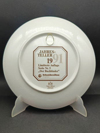 Тарелка декоративная винтажная Johann Seltmann Vohenstraub Bavaria "Переплетчик", юбилейная, в заводской упаковке, в охровых оттенках, фарфор, 24 см, Германия, 1991 год.