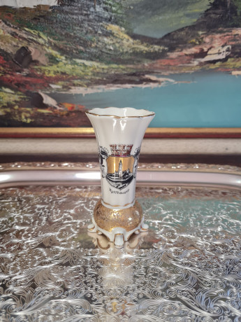 Ваза винтажная на ножках Wilheim, белый фарфор с обильной позолотой и изображением г. Киффхойзер, 10 x 5 см, Германия, 1960-70гг.