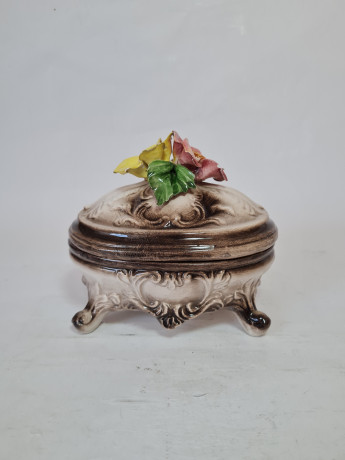 Шкатулка-бонбоньерка винтажная Bassano Italy, бело-серый фарфор с красно-желтым цветочным декором, ручная работа, 13,5 x 8,5 x 12 см, Италия, 1960-70гг.