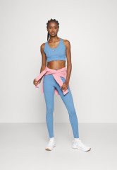 Tommy Hilfiger MID SORONA MIX BRA Medium support sports bra sky cloud MID SORONA MIX BRA Спортивный бюстгальтер со средней поддержкой небо облако