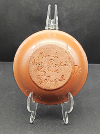 Тарелка декоративная винтажная Mamuel Voule Rocha Algawe Portugal "Пасущаяся корова" в пастельных тонах, в стиле наив, керамика, 12.5 см, Португалия, 1970-80гг.