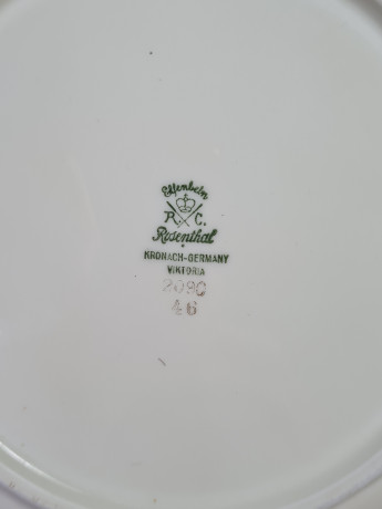 Тарелка винтажная Rosenthal  с фигурным краем и золотисто-серебристой окантовкой, слоновая кость, фарфор, 25,5 x 4 см, Германия, 1960-1970гг.