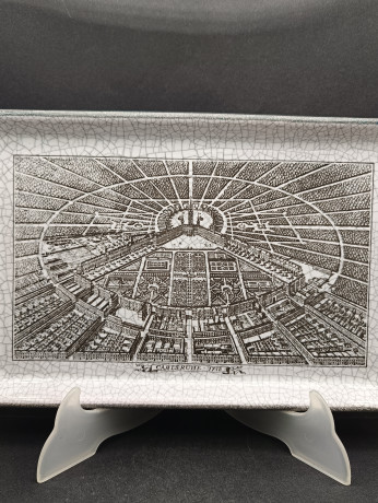 Поднос винтажный Karlsruhe "Карлспуэ в 1715 году", майолика, кракелюр / чб декор, керамика, 30 х 19 см, Германия, 1970-80гг.