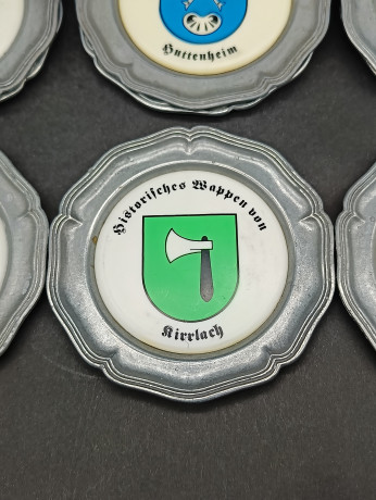 Набор тарелок винтажных DBGM "Герб Райнхайма", "Герб Буттенхайма", "Герб Филипсбурга", "Герб Кирлаха",  "Герб общины Райнхаузен",  "Герб города Оберхаузен", олово, 6 шт, 10 см, Германия, 1970-80гг.