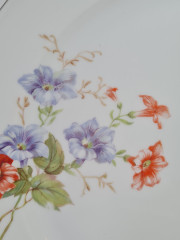 Тарелка сервировочная винтажная Bareuther Bavaria, белый фарфор с красно-синим цветочным декором, 24,5 x 2,5 см, Германия, 1960-1970гг.