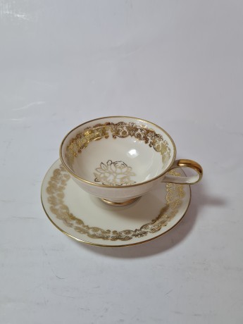Bavaria Винтажная чайная пара с обильным позолоченным узором по краю и рисунком букета цветов, Германия, 1960-70гг.