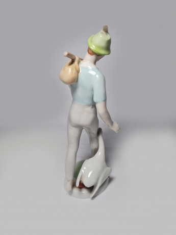 Hollohaza Porcelain Manufactory Бело-голубая фарфоровая статуэтка "Молодой человек с гусем", 22 x 10см, Венгрия, 1949г.