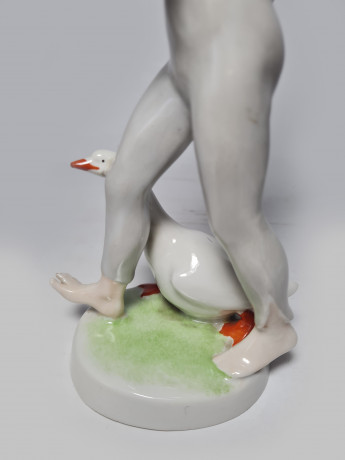 Hollohaza Porcelain Manufactory Бело-голубая фарфоровая статуэтка "Молодой человек с гусем", 22 x 10см, Венгрия, 1949г.