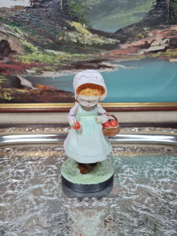 Фигурка винтажная John Sands  / Sarah Kay "Девочка с корзиной яблок", керамика, 12 см, Австралия, 1960-70гг.