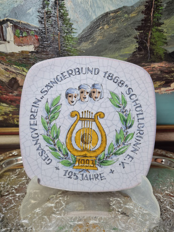 Тарелка декоративная винтажная Karlsruhe / Majolika с кракелюром "Sangerbund 1868", ручная роспись, керамика, 19 см, Германия, 1993г.