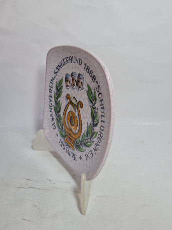 Тарелка декоративная винтажная Karlsruhe / Majolika с кракелюром "Sangerbund 1868", ручная роспись, керамика, 19 см, Германия, 1993г.