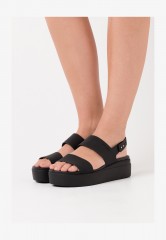 Crocs BROOKLYN Plateausandalette black BROOKLYN Босоножки на платформе черный
