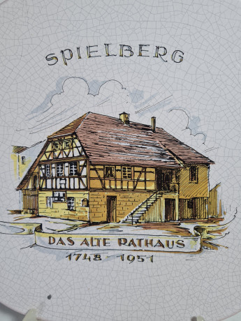 Тарелка декоративная винтажная Karlsruhe / Majolika с кракелюром "Spielberg Das Alte Rathaus 1748 -1951", керамика, 30 см, Германия, 1960-70гг.