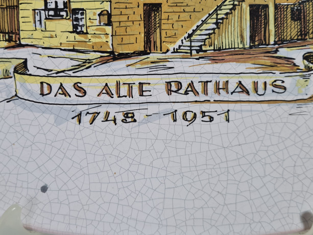 Тарелка декоративная винтажная Karlsruhe / Majolika с кракелюром "Spielberg Das Alte Rathaus 1748 -1951", керамика, 30 см, Германия, 1960-70гг.