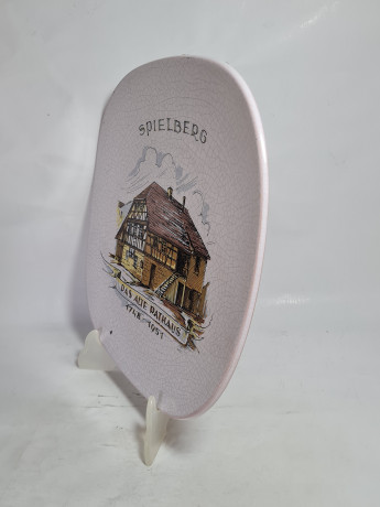 Тарелка декоративная винтажная Karlsruhe / Majolika с кракелюром "Spielberg Das Alte Rathaus 1748 -1951", керамика, 30 см, Германия, 1960-70гг.