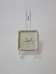 Тарелка винтажная квадратная Majolika Karlsruhe, светло-зеленая керамика &quot;Наездники&quot;, 8,5 x 8,5 x 1,5 см, Германия, 1960-70гг.