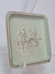 Тарелка винтажная квадратная Majolika Karlsruhe, светло-зеленая керамика &quot;Наездники&quot;, 8,5 x 8,5 x 1,5 см, Германия, 1960-70гг.