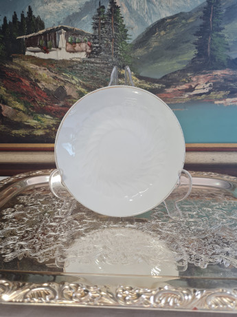 Белая фарфоровая тарелка с золотой каймой, 15 x 3 см, Германия, 1960-70гг.