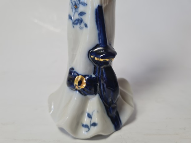 Винтажная фарфоровая статуэтка с позолотой "Леди в бело-сине платье с зонтиком", 17см x 6см, Германия, 1960-70гг.