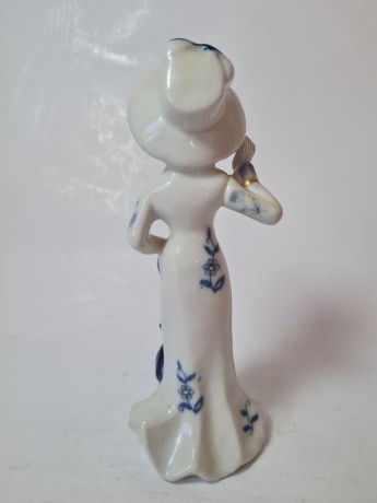 Винтажная фарфоровая статуэтка с позолотой "Леди в бело-сине платье с зонтиком", 17см x 6см, Германия, 1960-70гг.