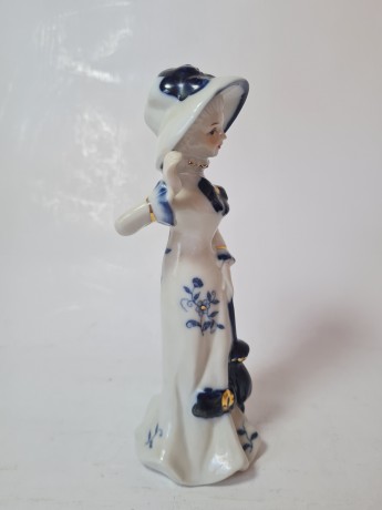 Винтажная фарфоровая статуэтка с позолотой "Леди в бело-сине платье с зонтиком", 17см x 6см, Германия, 1960-70гг.