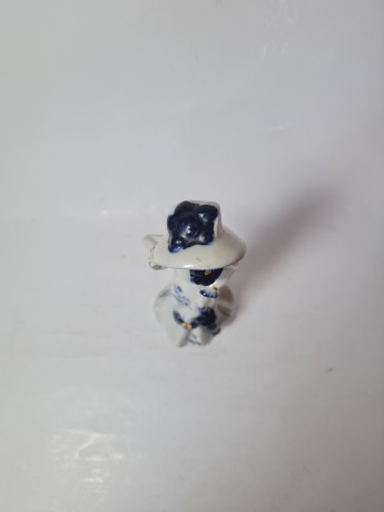 Винтажная фарфоровая статуэтка с позолотой "Леди в бело-сине платье с зонтиком", 17см x 6см, Германия, 1960-70гг.