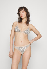 Tommy Hilfiger THONG Thong nola beige ТОНГ стринги нола бежевый