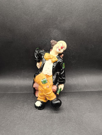 Статуэтка винтажная Gilde "Клон в черном костюме на стуле", фарфор, 17 см, Германия, 1970-80гг.