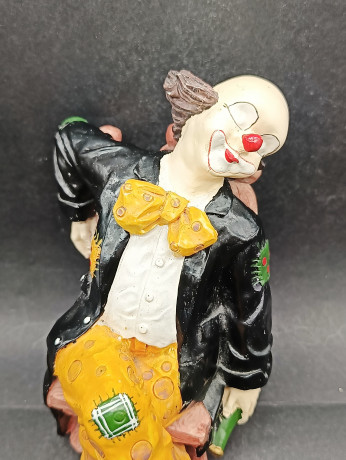 Статуэтка винтажная Gilde "Клон в черном костюме на стуле", фарфор, 17 см, Германия, 1970-80гг.