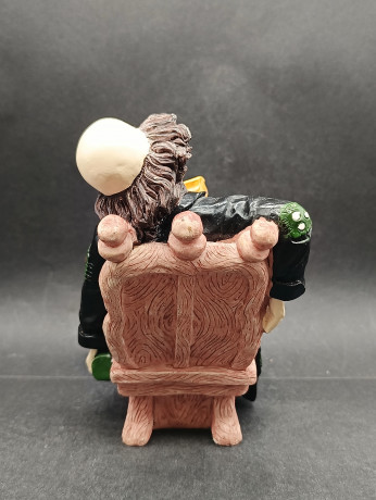 Статуэтка винтажная Gilde "Клон в черном костюме на стуле", фарфор, 17 см, Германия, 1970-80гг.