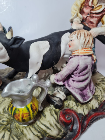 Статуэтка с 2-мя мужчинами и женщиной в яркой одежде с коровой "Дойка", 21см x 29см, Германия, 1960-70гг.