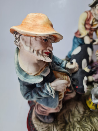 Статуэтка с 2-мя мужчинами и женщиной в яркой одежде с коровой "Дойка", 21см x 29см, Германия, 1960-70гг.