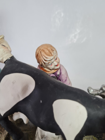 Статуэтка с 2-мя мужчинами и женщиной в яркой одежде с коровой "Дойка", 21см x 29см, Германия, 1960-70гг.