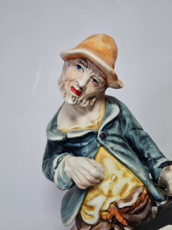 Статуэтка с 2-мя мужчинами и женщиной в яркой одежде с коровой "Дойка", 21см x 29см, Германия, 1960-70гг.