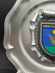 Тарелка декоративная винтажная Koziol &quot;Герб города Карлсдорф-Нойтард&quot; / Серия &quot;Геральдика&quot;, яркий декор, олово (95%), 23 см, Германия, 1970-80гг.