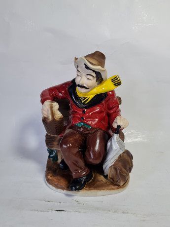 Статуэтка винтажная ARPC Romania "Мужчина с кувшином и зонтиком на лавке", 13 x 10 x 20 см, Румыния, 1960-70гг.