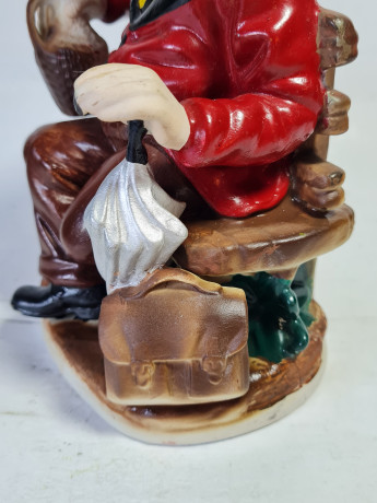Статуэтка винтажная ARPC Romania "Мужчина с кувшином и зонтиком на лавке", 13 x 10 x 20 см, Румыния, 1960-70гг.