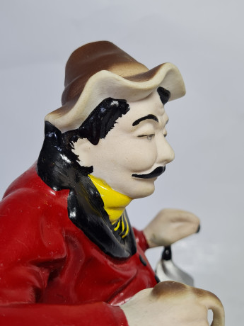 Статуэтка винтажная ARPC Romania "Мужчина с кувшином и зонтиком на лавке", 13 x 10 x 20 см, Румыния, 1960-70гг.