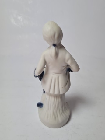 Винтажная фарфоровая статуэтка мужчины в викторианском стиле, 4.5см x 12см, Германия, 1960-70гг.