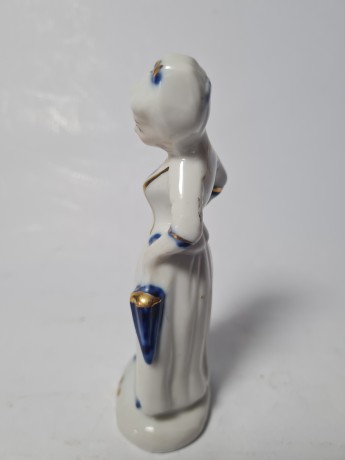 Винтажная фарфоровая статуэтка женщины в викторианском стиле с позолотой, 4см x 11см, Германия, 1960-70гг.