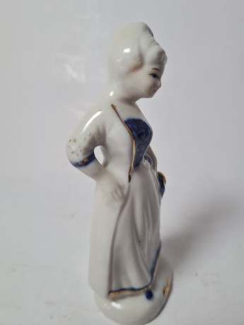 Винтажная фарфоровая статуэтка женщины в викторианском стиле с позолотой, 4см x 11см, Германия, 1960-70гг.